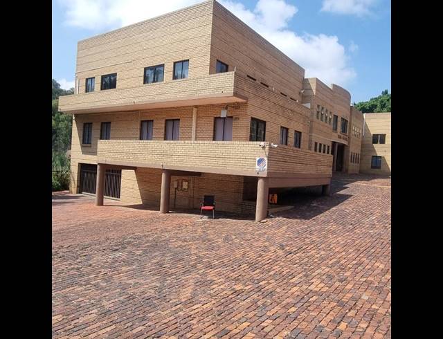 BUSINESS PROPERTY TO RENT IN BEDFORD GARDENS